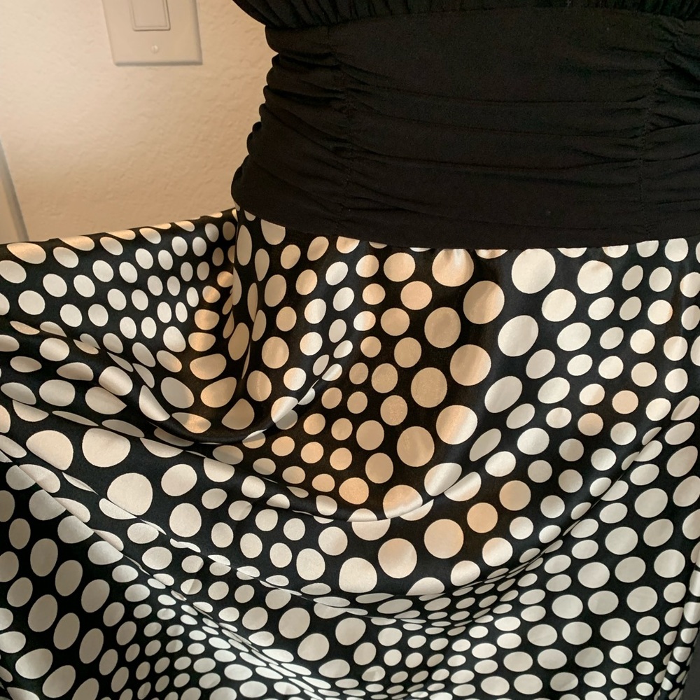 (Connected apparel) Woman’s dress with satin Skirt and a stretch on top - Picture 5 of 16
